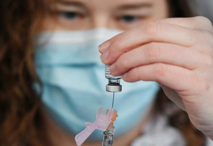 Facebook коронавирус вакцинасы туралы жалған ақпаратты өшіріп отырады