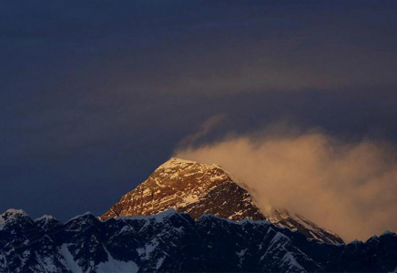 Непалдық гид екі рет Эвересті бағындырып, әлемдік рекорд орнатты
