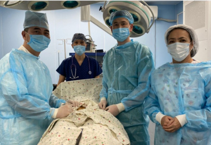 Қызылордалық хирургтер 4 жасар қыздың асқазанынан бір келі шаш алды