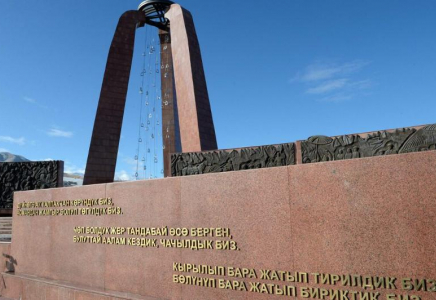Қазақстан Президенті Бішкекте қуғын-сүргін құрбандарының монументіне гүлдестесін қойды