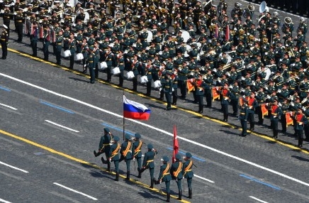 Жеңіс парады: Тоқаев қазақстандық әскерилерге құрмет көрсетті  