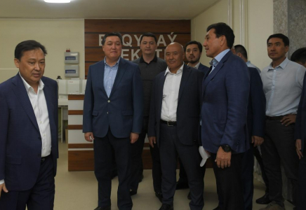 ТҮРКІСТАН: Үкімет басшысы өңіріміздің бас дәрігері Мұқан Егізбаевтің  еңбегіне ерекше баға берді