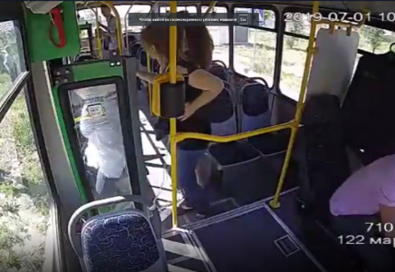 Алматыда жүргізушісі жоқ автобус анасы мен баласын қағып кетті (видео)