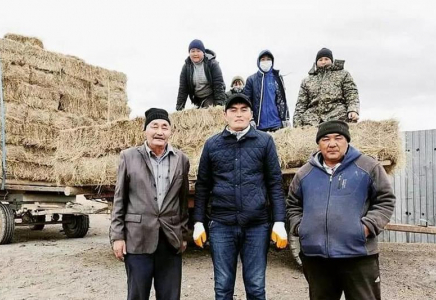 Қарағанды облысының фермерлері ауыл тұрғындарына шөп таратты