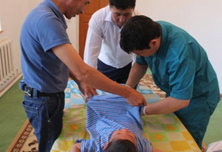 Павлодарлық хирург неліктен баланы үйде сүндеттеуге болмайтынын айтты