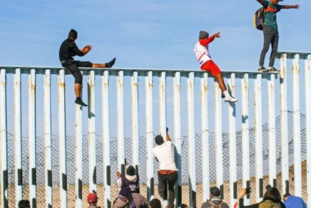 АҚШ президенті мигранттарға көмек көрсету туралы заңға қол қойды 