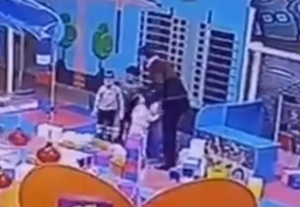 Алматыдағы сауда орталығында ер адам бүлдіршінге қол көтерді (видео)