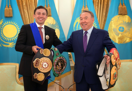 ​Головкин Назарбаевқа чемпиондық белбеулерін сыйлады