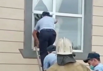 Балқашта тойды тоқтату үшін полиция терезеден кіруге мәжбүр болған (видео)