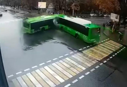 Алматыдағы автобус апаты: Дәрігерлер зардап шеккендердің жағдайы туралы айтты