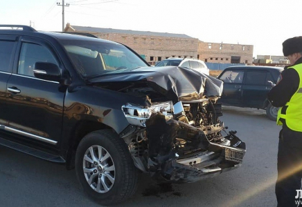 Автомобиль из кортежа замакима области попал в аварию в Актау (фото)