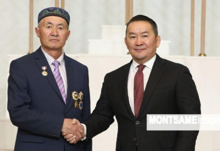 Моңғолия президенті 100-ге жуық қазақты марапаттады