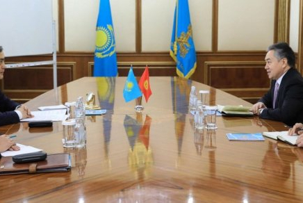Қорғаныс министрі Қырғызстан елшісімен кездесті