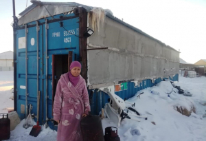 Предприниматель из Астаны пообещал купить квартиру многодетной семье живущей в контейнере