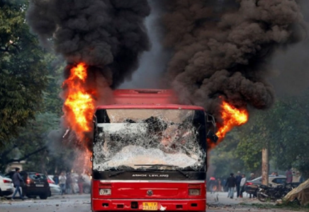 «Тірідей жанып кетті»: Үндістанда автобус өртеніп, 25 адам қаза тапты
