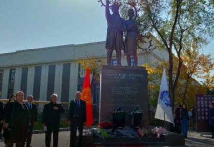 Қырғызстан коронавирустан көз жұмғандарға ескерткіш орнатты