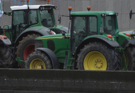 Франция фермерлері Парижге баратын жолдарды бөгеп тастады  