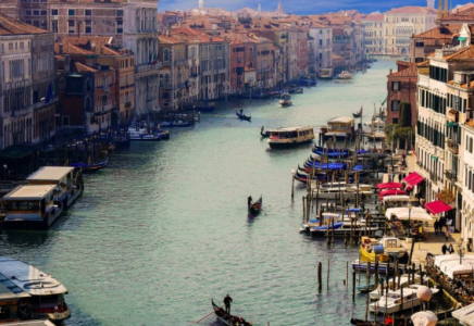 Венецияда туристерге қатысты жаңа қатаң шектеулер енгізілді