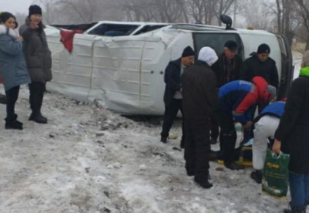 Алматы облысында перзентхана қызметкерлері мінген көлік аударылып қалды (видео)