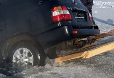 Ақтөбе облысында жол талғамайтын көлік мұз астына түсіп кетті – видео