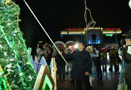 Ерлан Айтаханов Шымкенттің жаңа жылдық шыршасының шамын жақты