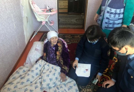 ТҮРКІСТАН: 101 жастағы қарияға жаңа жеке куәлік берілді