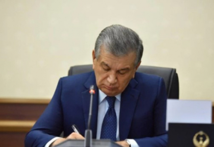 Өзбекстан президенті қызметкерлерді екпе салуға міндеттейтін заңға қол қойды