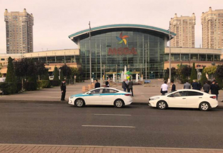 Алматыда ең ірі сауда орталығын полиция қоршауға алды