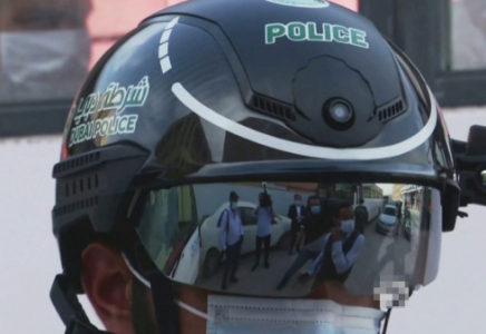 БАӘ полицейлері «ақылды қалпақ» арқылы бір уақытта жүздеген адамның дене қызуын өлшей алады 