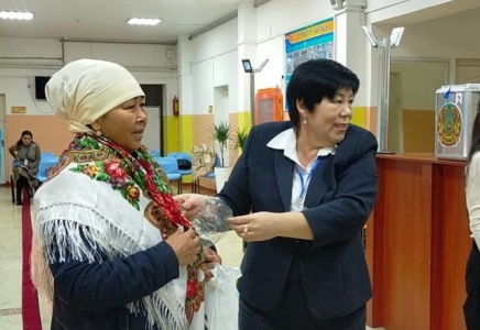 Первые посетители избирательных участков в Шымкенте получают подарки