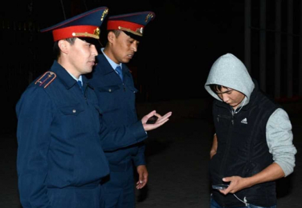 ШЫМКЕНТ: Полицейлер түнгі уақытта жүрген 150 жасөспірімді анықтады