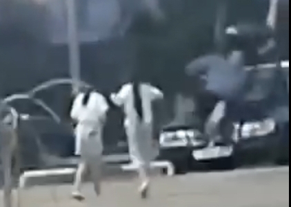 ТҮРКІСТАН: Мақтааралда тұрғын депутатты қызметкерімен бірге көлікпен қаққан (видео)