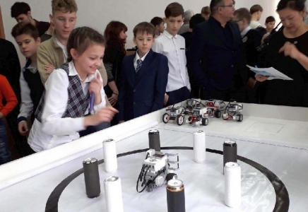 6-летние дети соревнуются в робототехнике в Карагандинской области