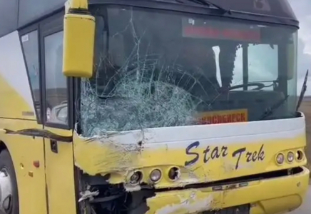 Қарағанды облысында жеңіл көлік пен автобус соқтығысып, екі жолаушы көз жұмды