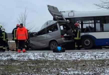 Пассажирский автобус и 3 автомобиля столкнулись в Караганде  