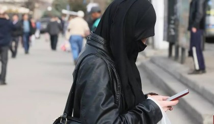 Ақтөбеде хиджаб киген оқушы қыз сыныптасын көшеде сабап тастады (видео)