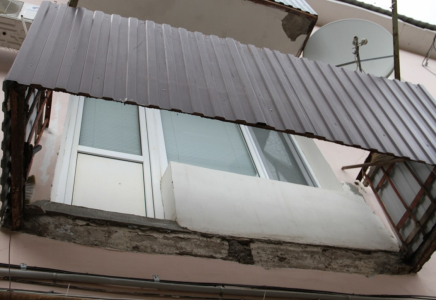 ​Обвалился балкон с людьми в одном из домов Уральска