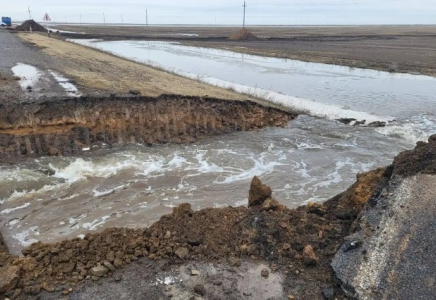 Павлодардағы Ұзынсу ауылын топан судан қорғау үшін республикалық жол бұзылды