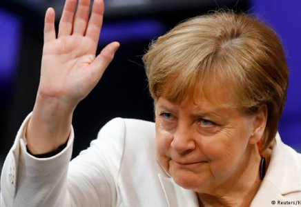Шұғыл: Ангела Меркель қызметінде қалды