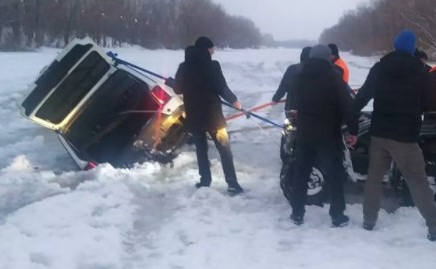 Павлодарда көлік мұз астына түсіп кетті - видео