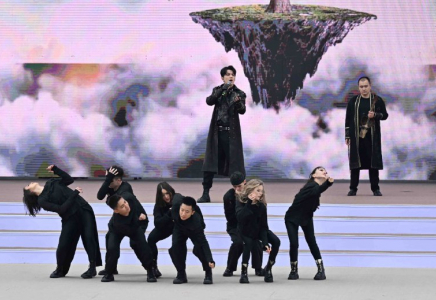 ​Димаш Құдайберген Алматыдағы Наурыз мейрамында өнер көрсетті