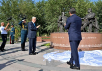 Қасым-Жомарт Тоқаев пен Садыр Жапаров «Достықтың алтын көпірі» ескерткішінің ашылу рәсіміне қатысты