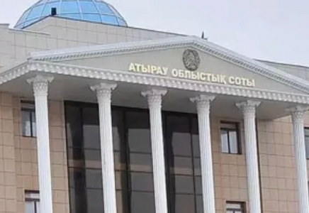 Атырау сотында үкім жарияланған соң айыпталушы пышақпен білегін тіліп тастады