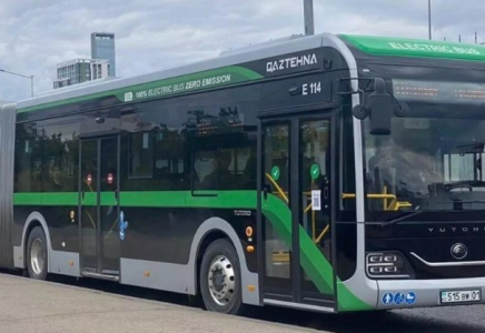 Астанада орынға таласқан екі әйел автобуста төбелесіп қалды