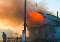 "Балтамен есікті жауып кеткен": Қызғаныштан сүйіктісі мен екі еркек отырған үйге өрт қойған ер адам 25 жылға сотталды