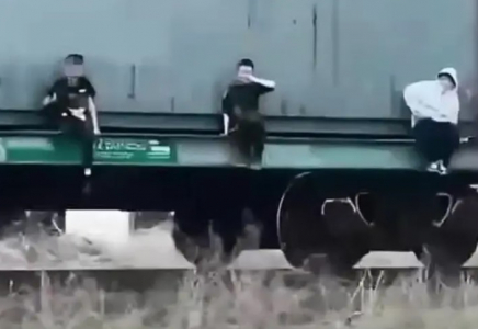 Алматыда балалардың пойыздағы қауіпті ойыны: полиция ата-аналарды жауапқа тартты