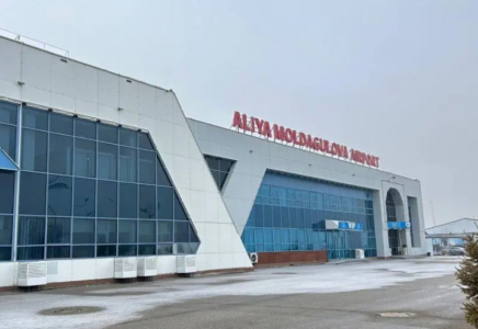 Ақтөбе әуежайында жолаушыларды шығарып салуға келген ер адам бірден үш бап бойынша жазаланды