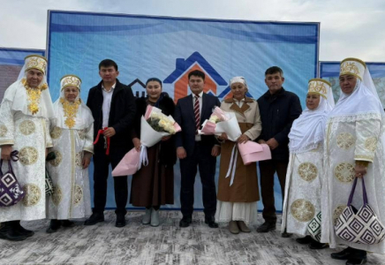 ТҮРКІСТАН: Шардарада үшемдерді дүниеге әкелген екі отбасыға баспана берілді