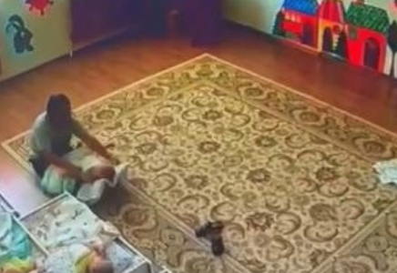 Атырауда жекеменшік балабақша тәрбиешісінің бүлдіршінге күш қолданғаны видеоға түсіп қалды