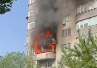 Алматыда көпқабатты үйдің балконы өртенді: 12 адам құтқарылды